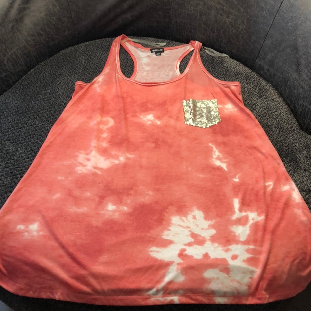 🎉 4 for $20 Allen B tank, Large
